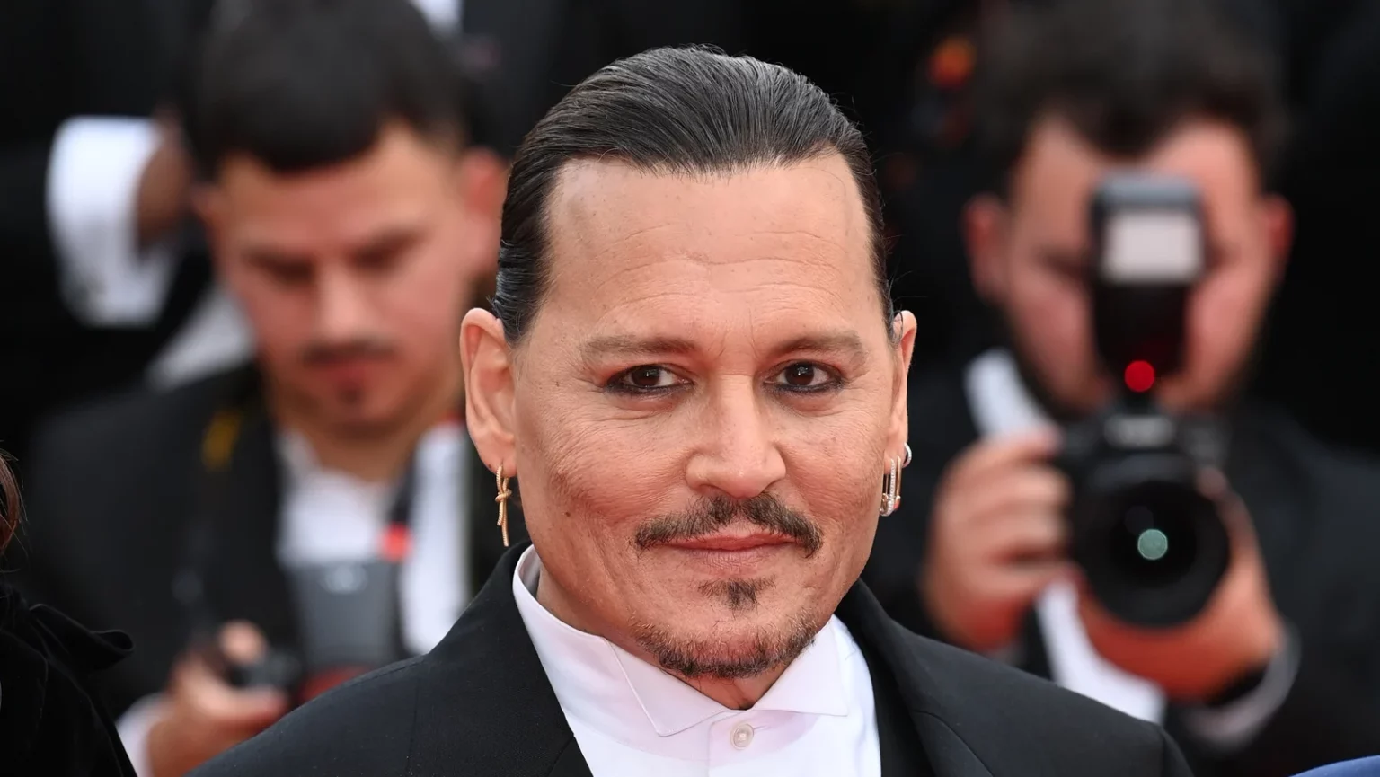 johnny-depp-receives-standing-ovation-at-cannes-film-festival
