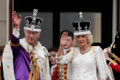 king-charles-iiis-heartwarming-gesture-towards-queen-camilla-steals-the-show-at-coronation-ceremony