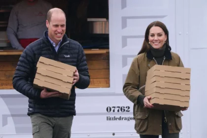 prince-william-and-kate-middleton-deliver-pizzas-to-mountain-rescue-team-in-wales