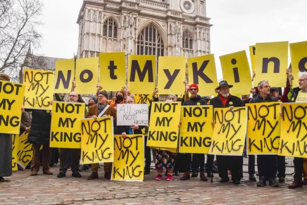 anti-monarchy-leader-among-dozens-arrested-during-kings-coronation