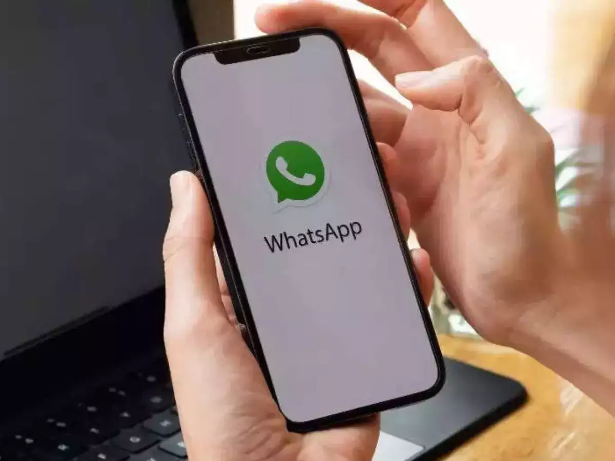 whatsapp-works-on-translucent-effect-for-tab-bar-in-upcoming-update