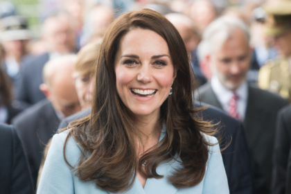 kate-middleton-being-ignored-by-young-black-girl-during-london-tour-sparks-debate