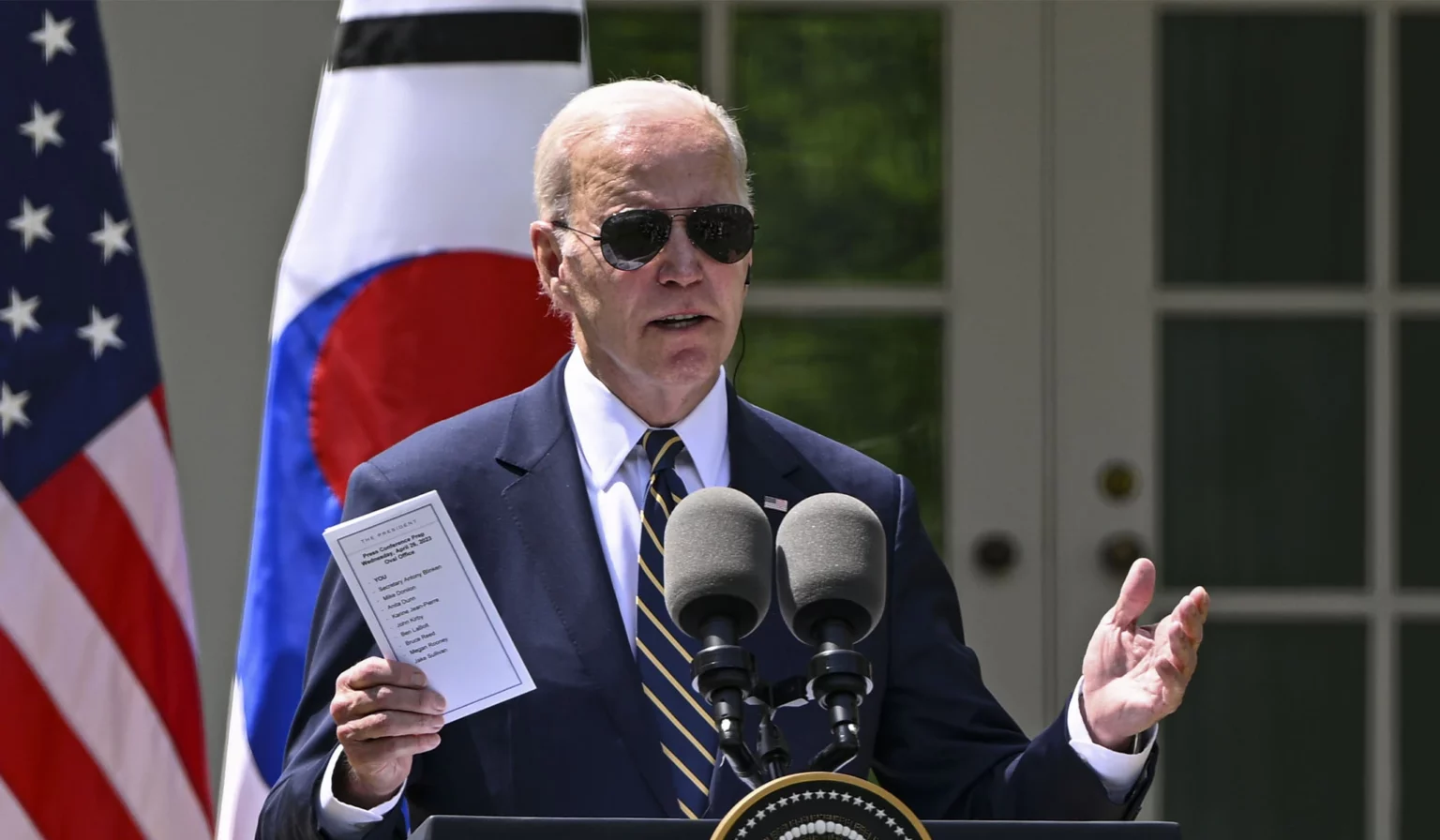 white-house-defends-bidens-cheat-sheet-during-press-conference