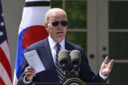 white-house-defends-bidens-cheat-sheet-during-press-conference