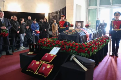 russian-military-blogger-funeral-attended-by-hundreds-of-supporters