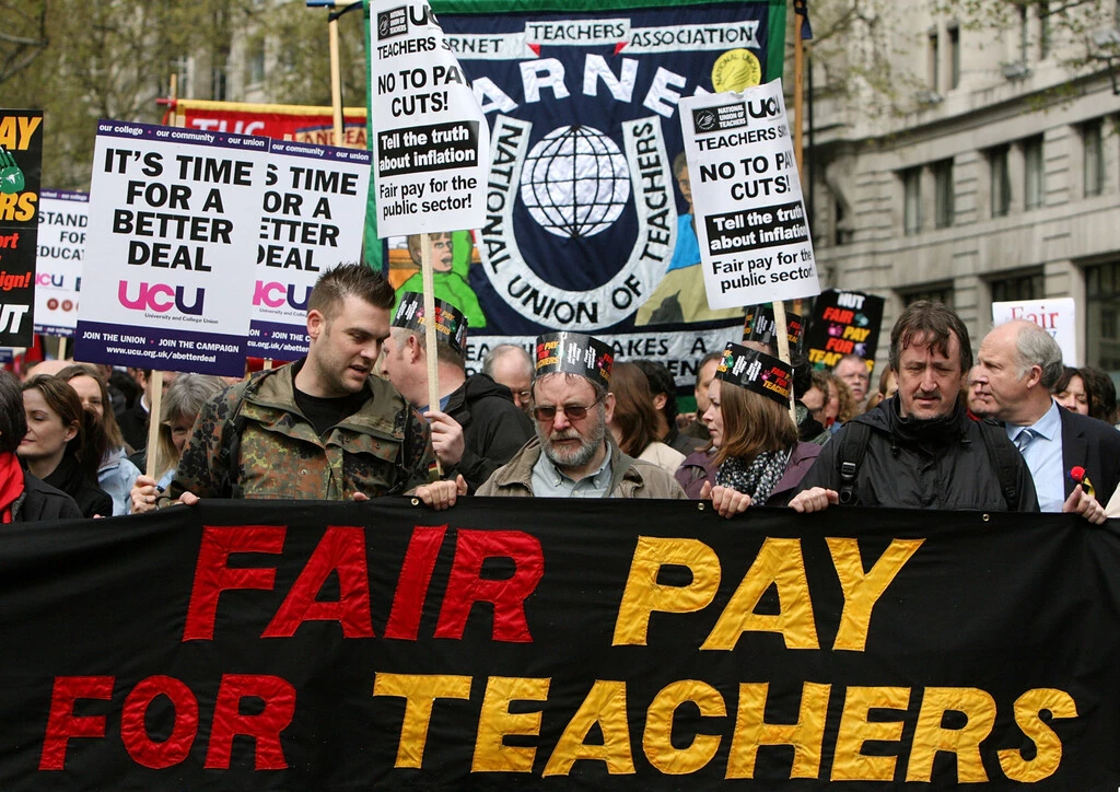 teachers-in-england-reject-a-pay-offer-from-the-government-announce-further-strikes