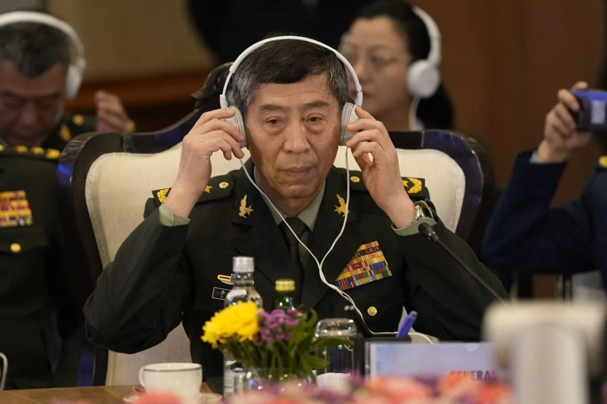 japan-and-china-defense-ministers-make-the-first-call-on-a-new-military-hotline-to-set-up-the-communication-channel