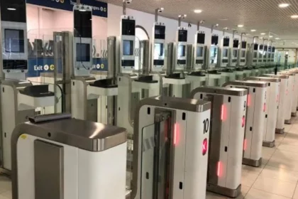 travelers-to-the-uk-face-hour-long-waits-as-electronic-gates-delay-their-entrance