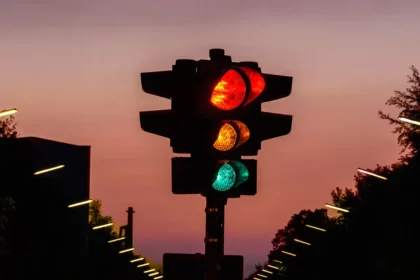 how-white-traffic-light-can-help-driverless-cars