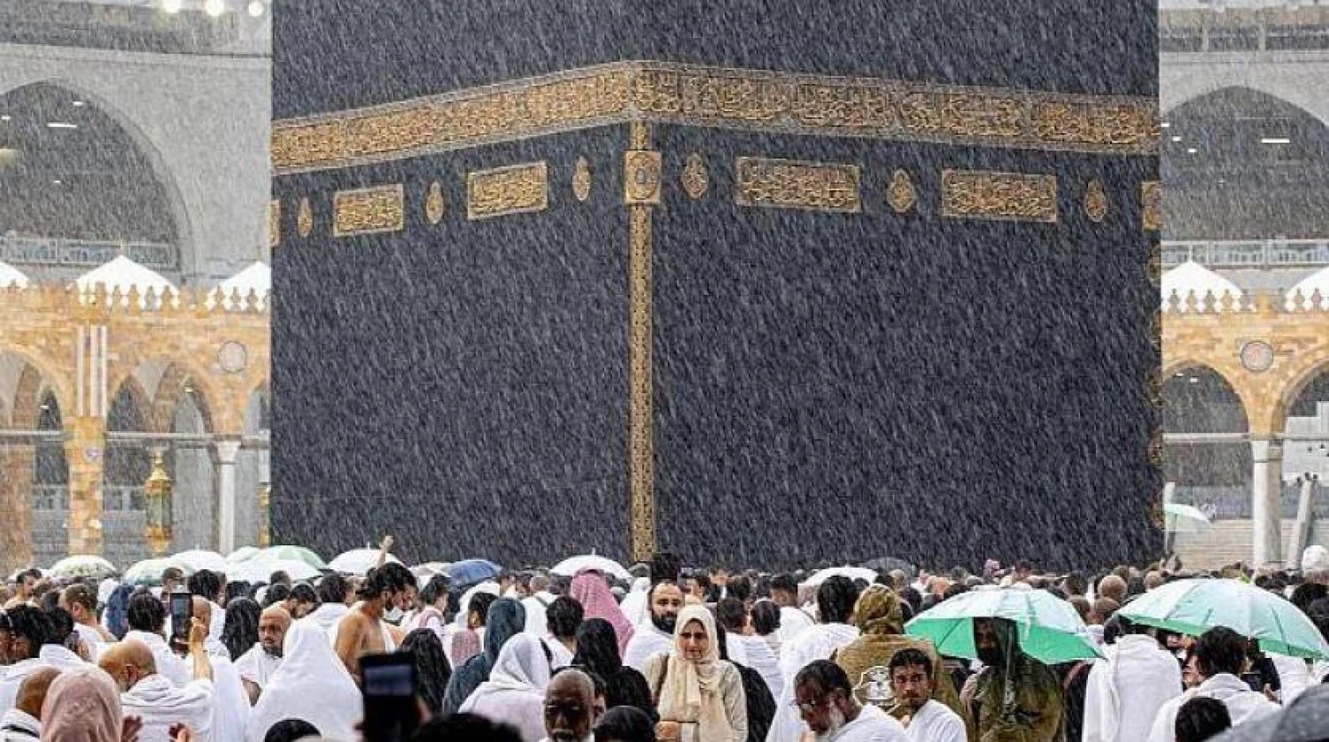 lightning-strikes-the-famous-mecca-clock-tower-as-heavy-rains-hit-the-holy-city-in-saudi-arabia