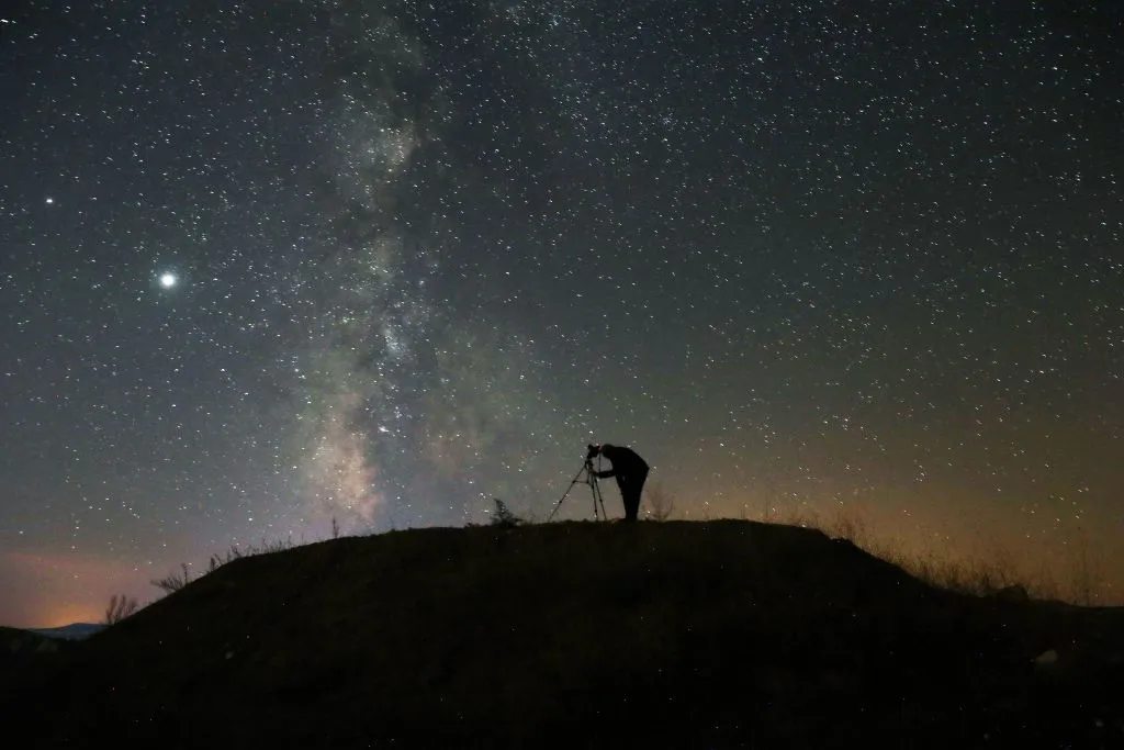 five-planets-align-with-the-moon-in-a-spectacular-night-sky-show