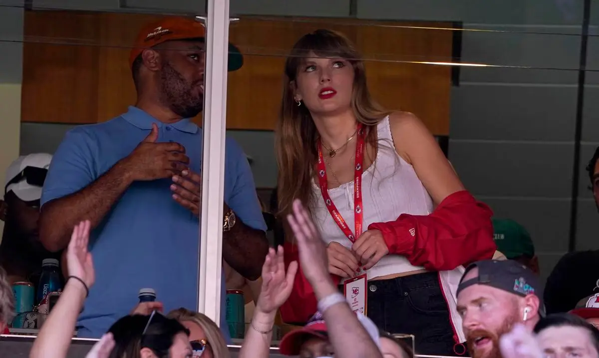 following-taylor-swift-attends-the-chiefs-game-travis-kelce-jersey-sales-spike-400