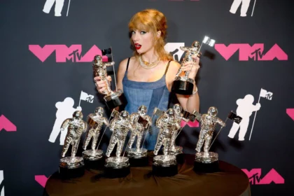 taylor-swift-celebrated-her-success-at-the-mtv-video-music-awards-at-afterparty