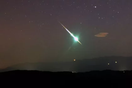 turkish-people-were-left-amazed-when-a-rare-meteor-transformed-the-night-sky-into-green