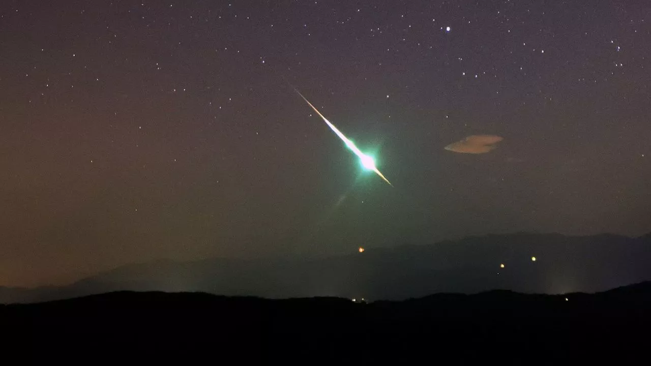 turkish-people-were-left-amazed-when-a-rare-meteor-transformed-the-night-sky-into-green