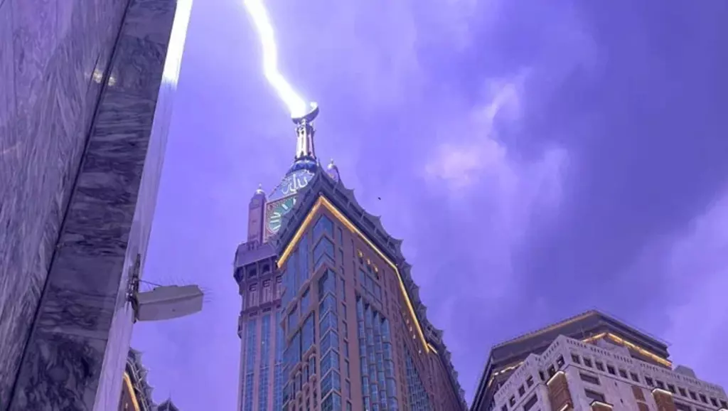 lightning-strikes-the-famous-mecca-clock-tower-as-heavy-thunderstorms-hit-the-holy-city-in-saudi-arabia