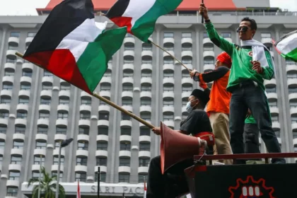 indonesians-call-for-end-to-israel-hamas-war-with-protest-marched-to-us-embassy