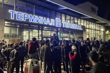 furious-crowd-storms-russias-dagestan-airport-to-protest-against-the-arrival-of-a-flight-from-israel