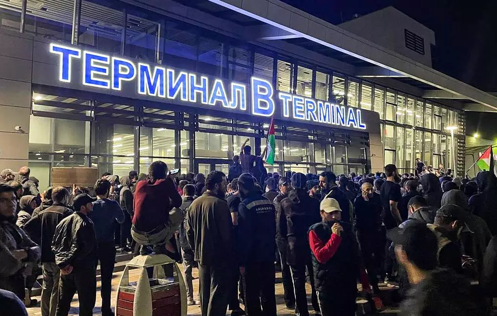 furious-crowd-storms-russias-dagestan-airport-to-protest-against-the-arrival-of-a-flight-from-israel