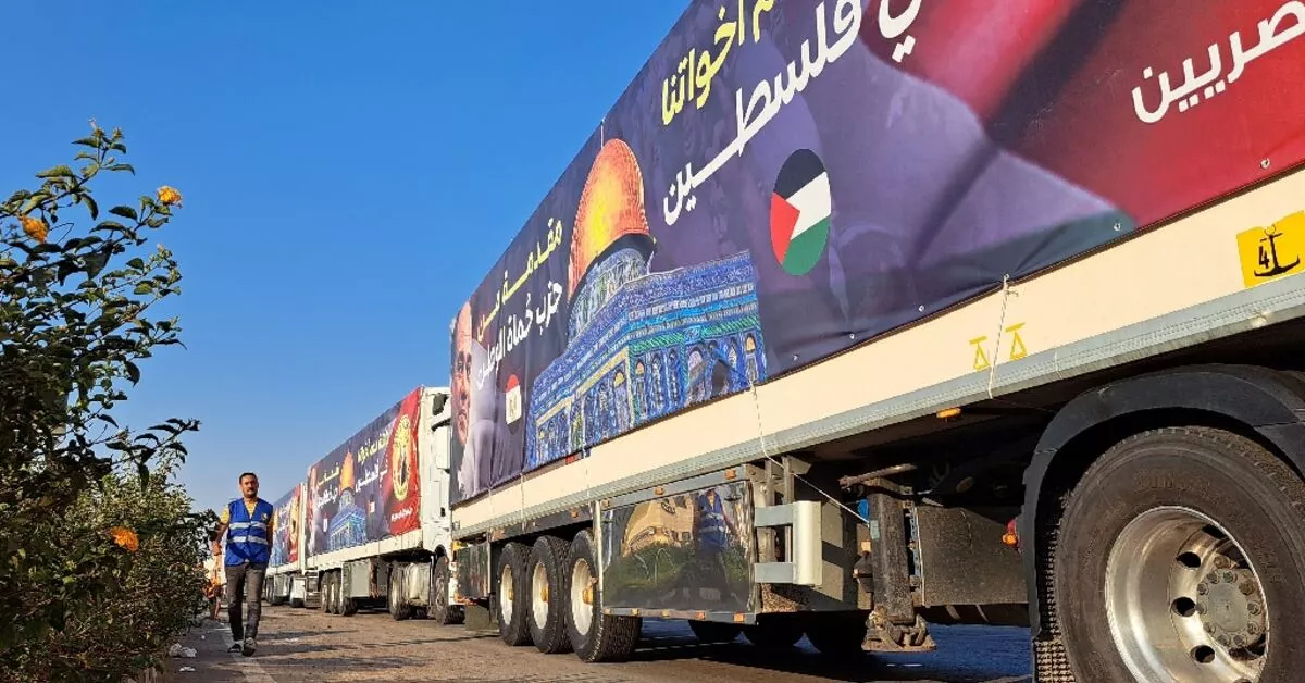 trucks-carrying-humanitarian-aid-begin-entering-besieged-gaza-from-egypt