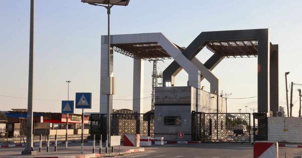 four-ambulances-from-the-al-shifa-hospital-in-gaza-city-arrived-at-the-rafah-border-crossing-with-egypt-icrc