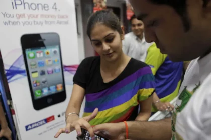 india-investigates-iphone-hacking-complaints-after-apple-sends-warning-it-minister