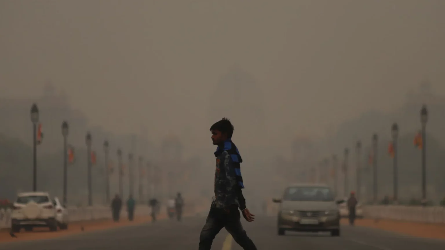 schools-shut-across-indias-capital-new-delhi-as-toxic-smog-engulfs