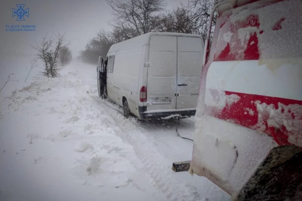 at-least-dozen-people-die-in-snowstorms-in-ukraine-interior-minister