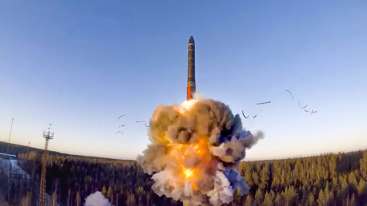 russia-loads-an-intercontinental-ballistic-missile-with-nuclear-capable-glide-vehicle-into-launch-silo-report