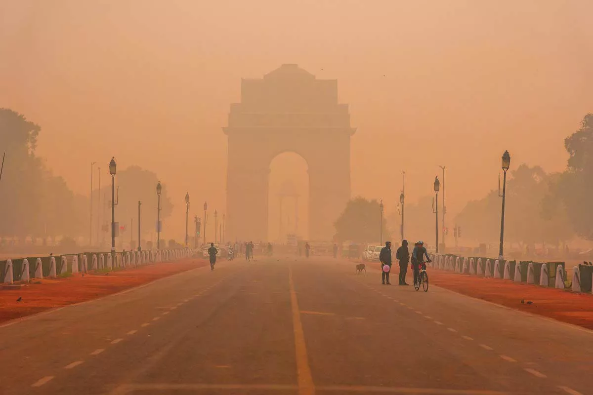 new-delhi-smog-grows-more-intense-as-farm-fires-rage-in-nearby-fields-despite-a-court-ordered-ban