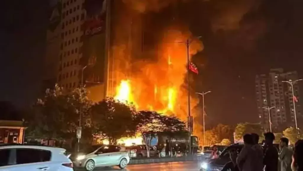 rj-mall-pakistani-shopping-mall-fire-kills-at-least-10-people-and-injures-more-than-20