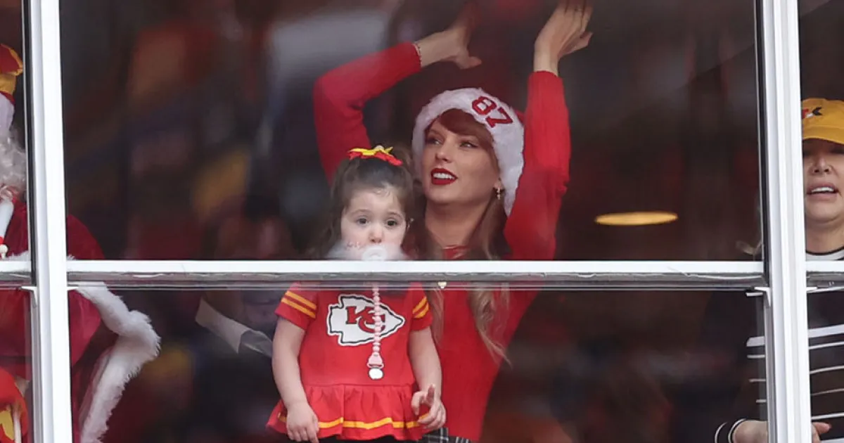 cute-girl-steals-the-spotlight-of-taylor-swift-at-raiders-vs-chiefs-game