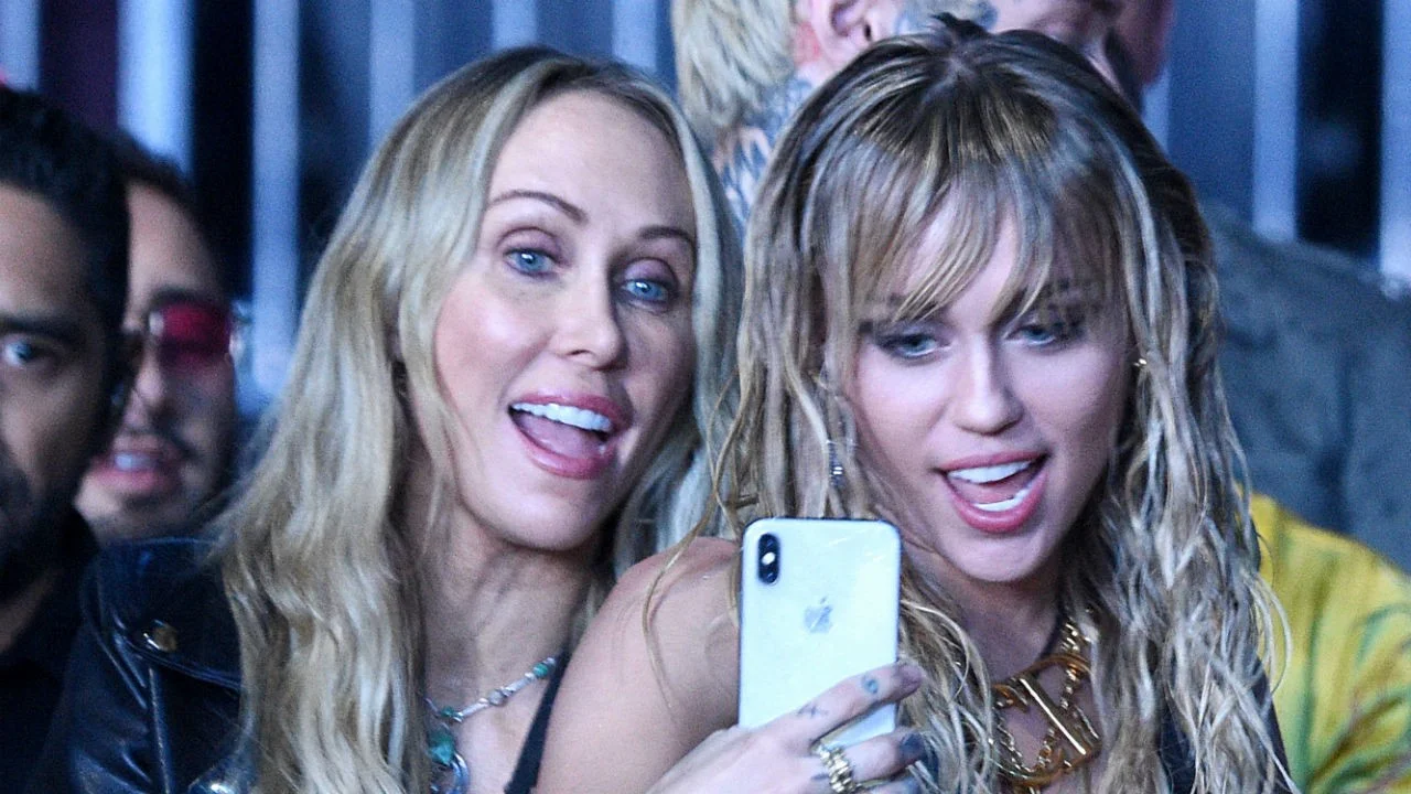 miley-cyrus-shares-festive-set-of-snaps-with-mom-tish-and-longtime-friend-lesley