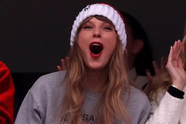 taylor-swift-shows-her-support-for-travis-kelce-in-the-chiefs-vs-patriots-game