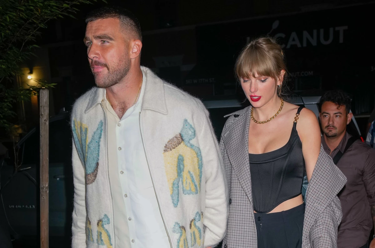taylor-swift-kisses-travis-kelce-during-post-game-pda-at-christmas-party