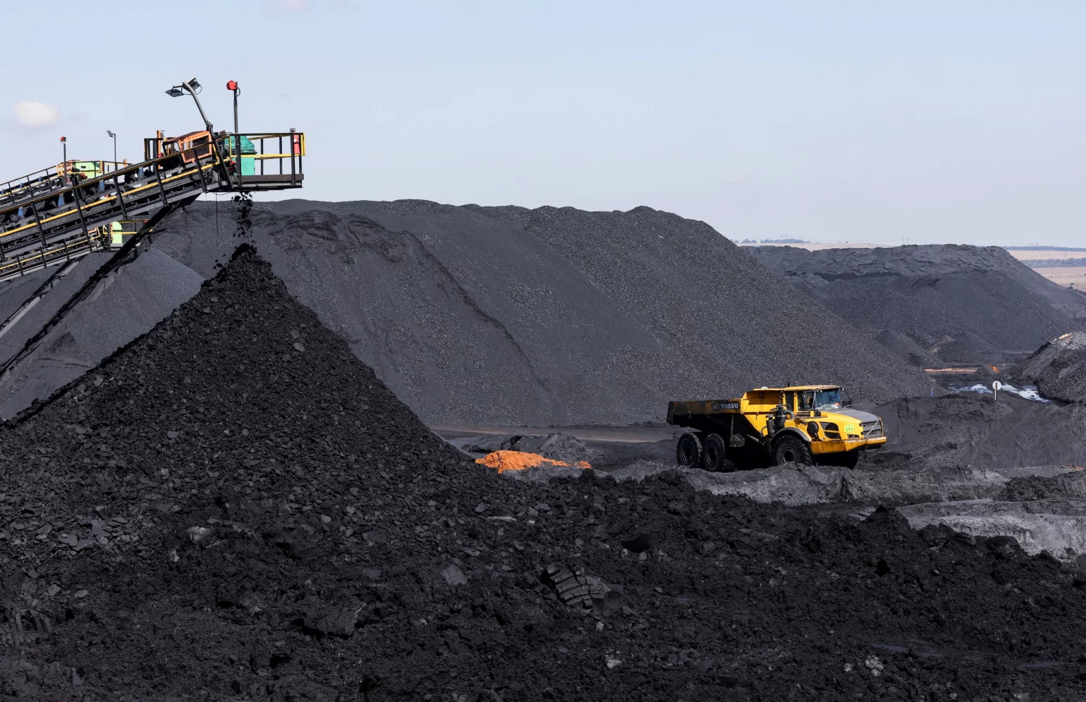 coal-consumption-will-reach-a-record-high-of-more-than-8-5-billion-metric-tons-peak-in-2023-iea