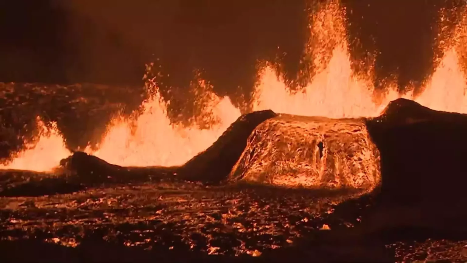 volcano-erupts-in-icelands-reykjavik-meteorological-office