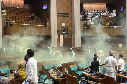 major-security-breach-in-the-indian-parliament-a-man-jumps-into-lawmakers-area