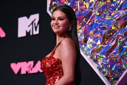 selena-gomez-becomes-a-victim-of-trolling-amid-social-media-break