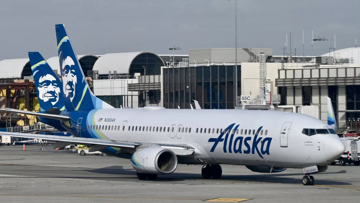 alaska-airlines-flight-makes-an-emergency-landing-after-plane-window-panel-blown-out