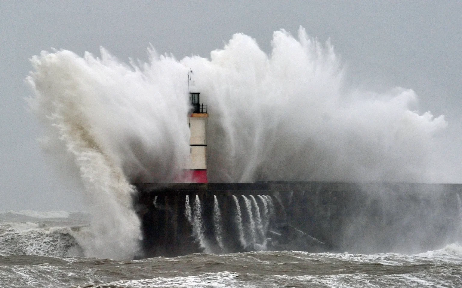 storm-isha-hits-uk-and-ireland-with-over-100-flights-canceled-at-dublin-airport