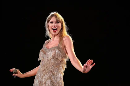 taylor-swift-to-attend-golden-globes-ceremony-in-la-without-travis-kelce