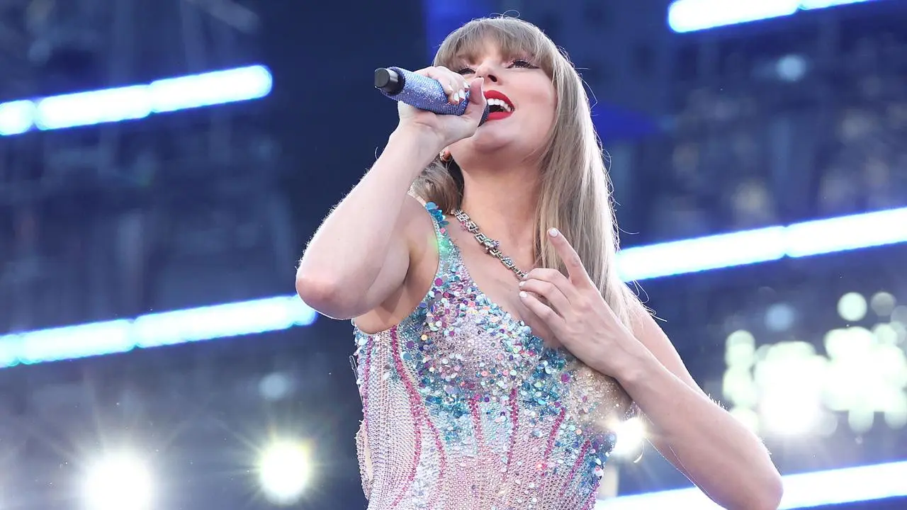 taylor-swift-storms-melbournestage-in-front-of-96k-swifties-for-her-biggest-show-ever