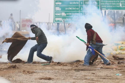 police-fire-tear-gas-at-indian-farmers-to-stop-march-to-new-delhi