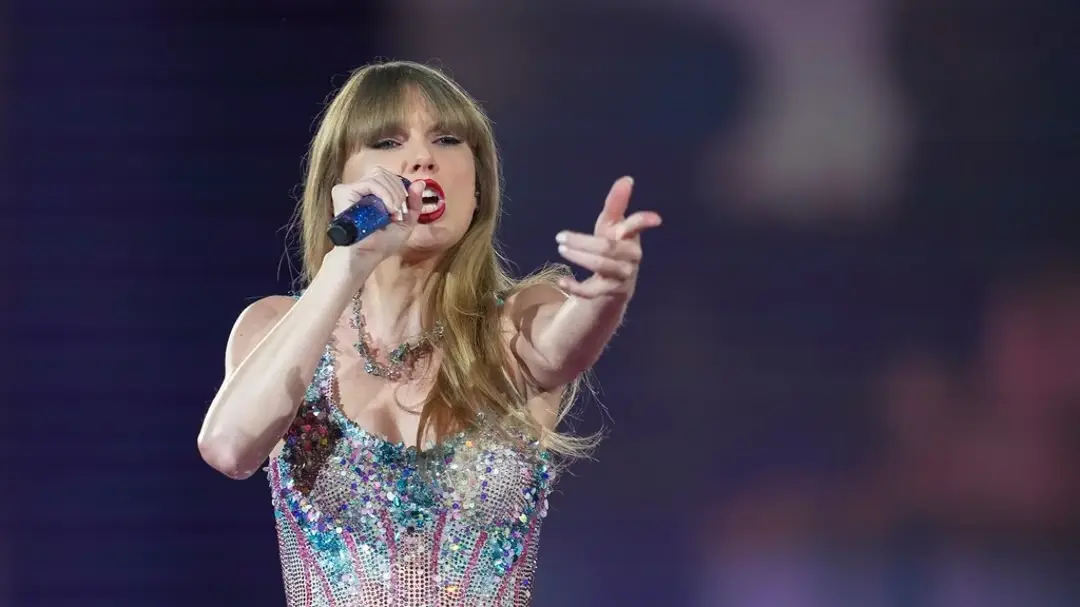 taylor-swift-gets-slammed-by-her-private-jet-tracker-look-what-you-made-me-do