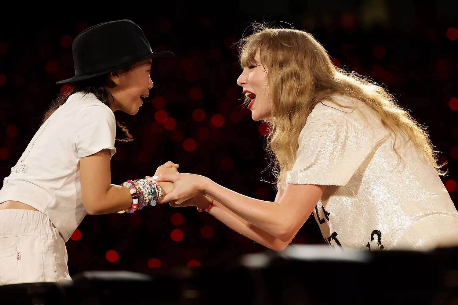 taylor-swift-shared-a-cute-moment-with-the-latest-recipient-of-her-22-hat-at-her-eras-tour-show