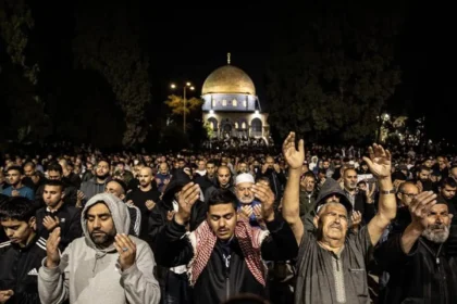 israeli-police-fire-tear-gas-to-disperse-worshipers-for-the-second-day-at-al-aqsa-mosque-compound