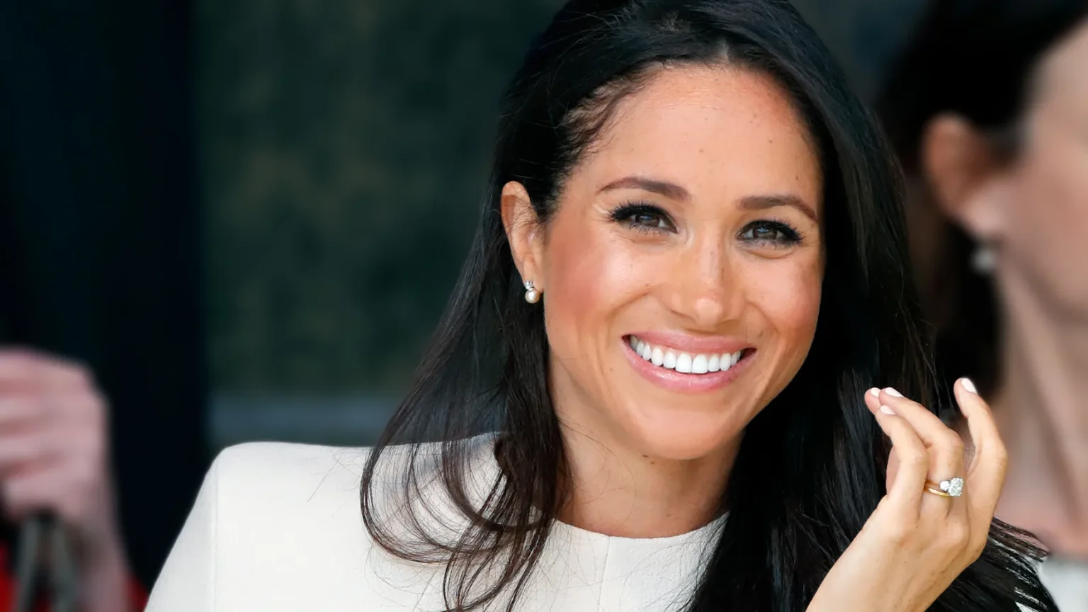 meghan-markle-interacts-with-children-at-los-angeles-hospital