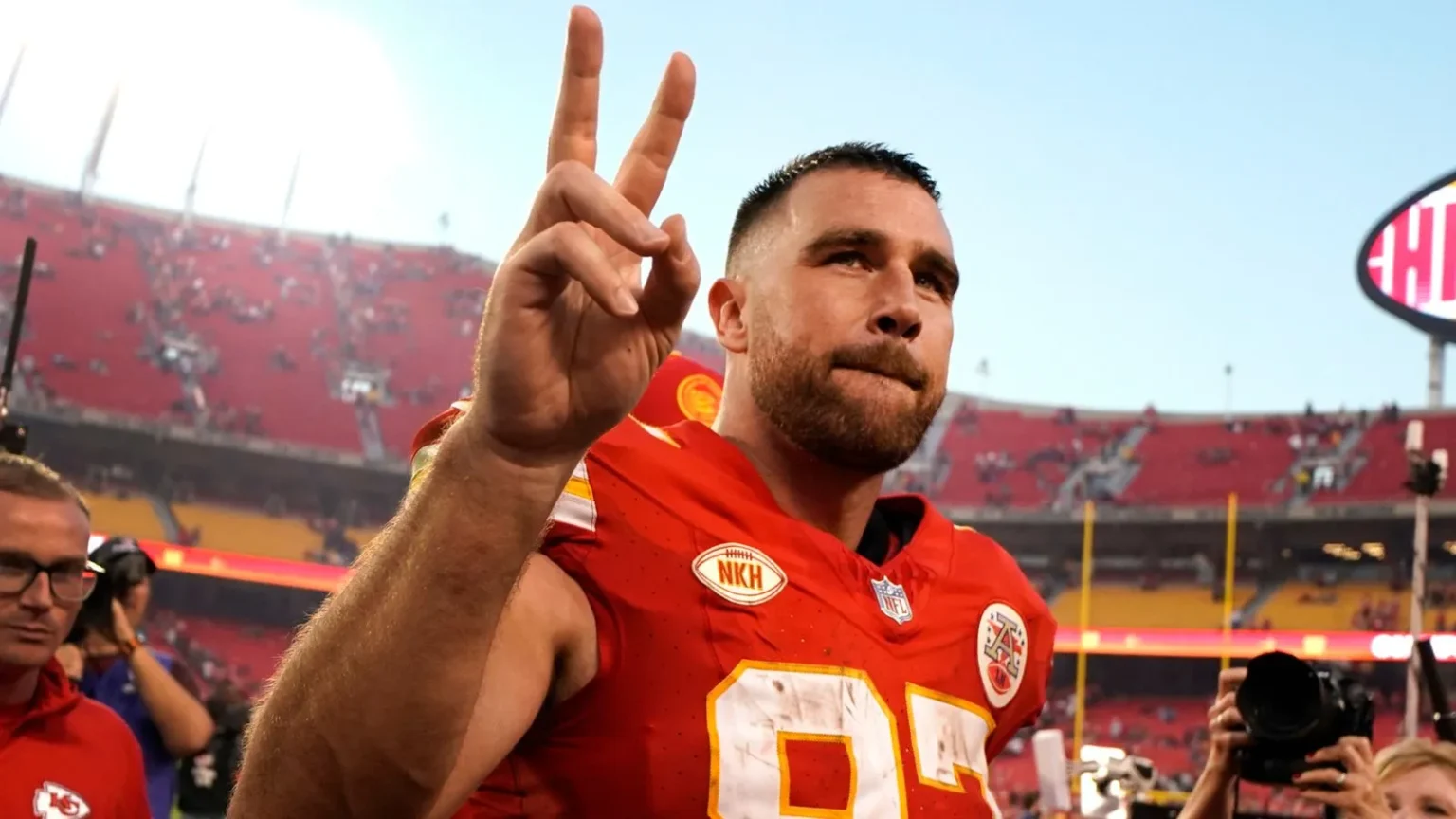 kansas-city-chiefs-and-travis-kelce-agree-to-renew-deal-with-pay-raise