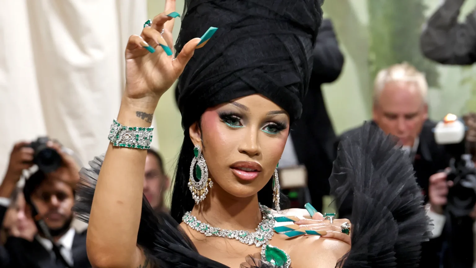 cardi-b-gown-handled-by-almost-ten-people-at-met-gala-2024